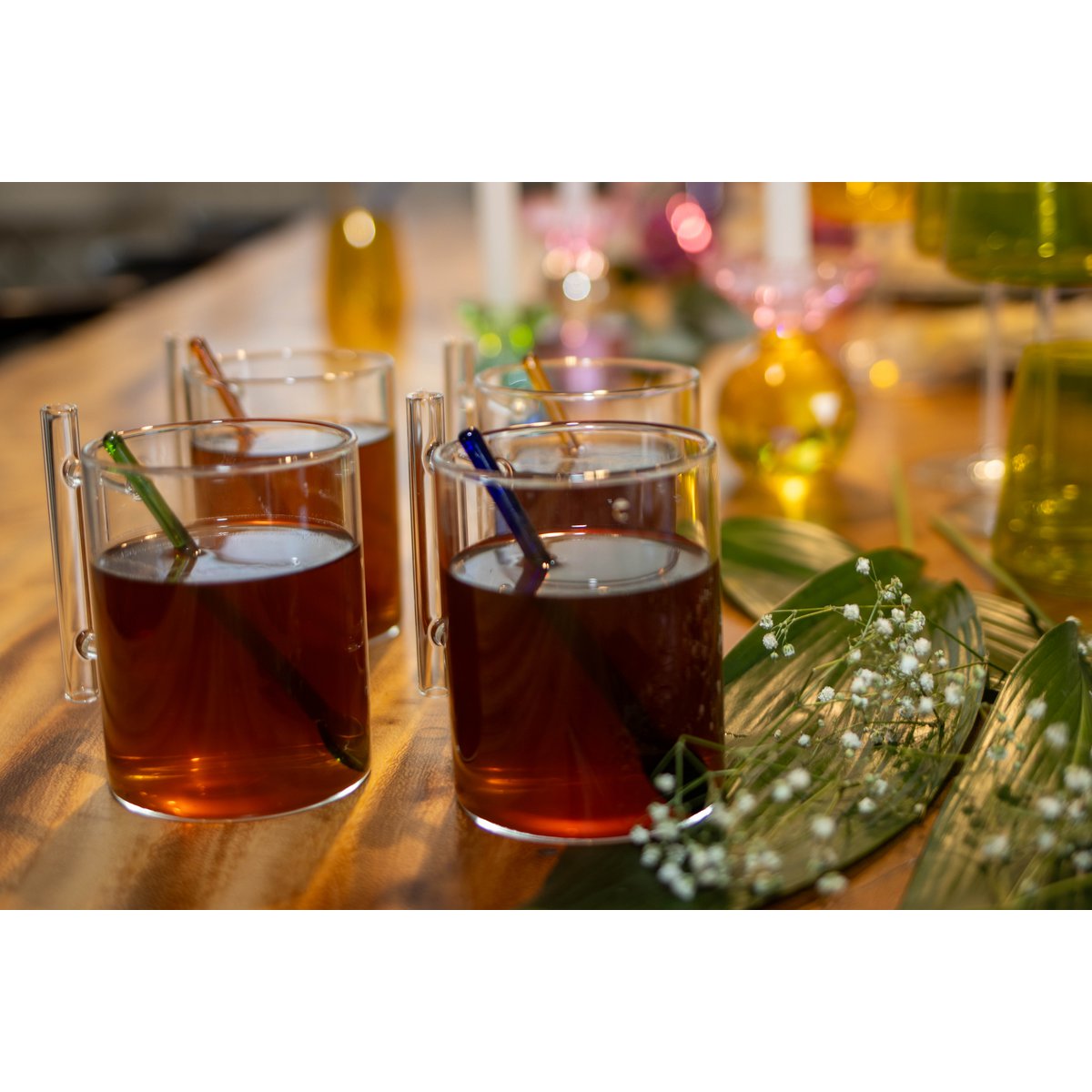 Glazen theekoppen met kleurrijke lepeltjes – Set van 4
