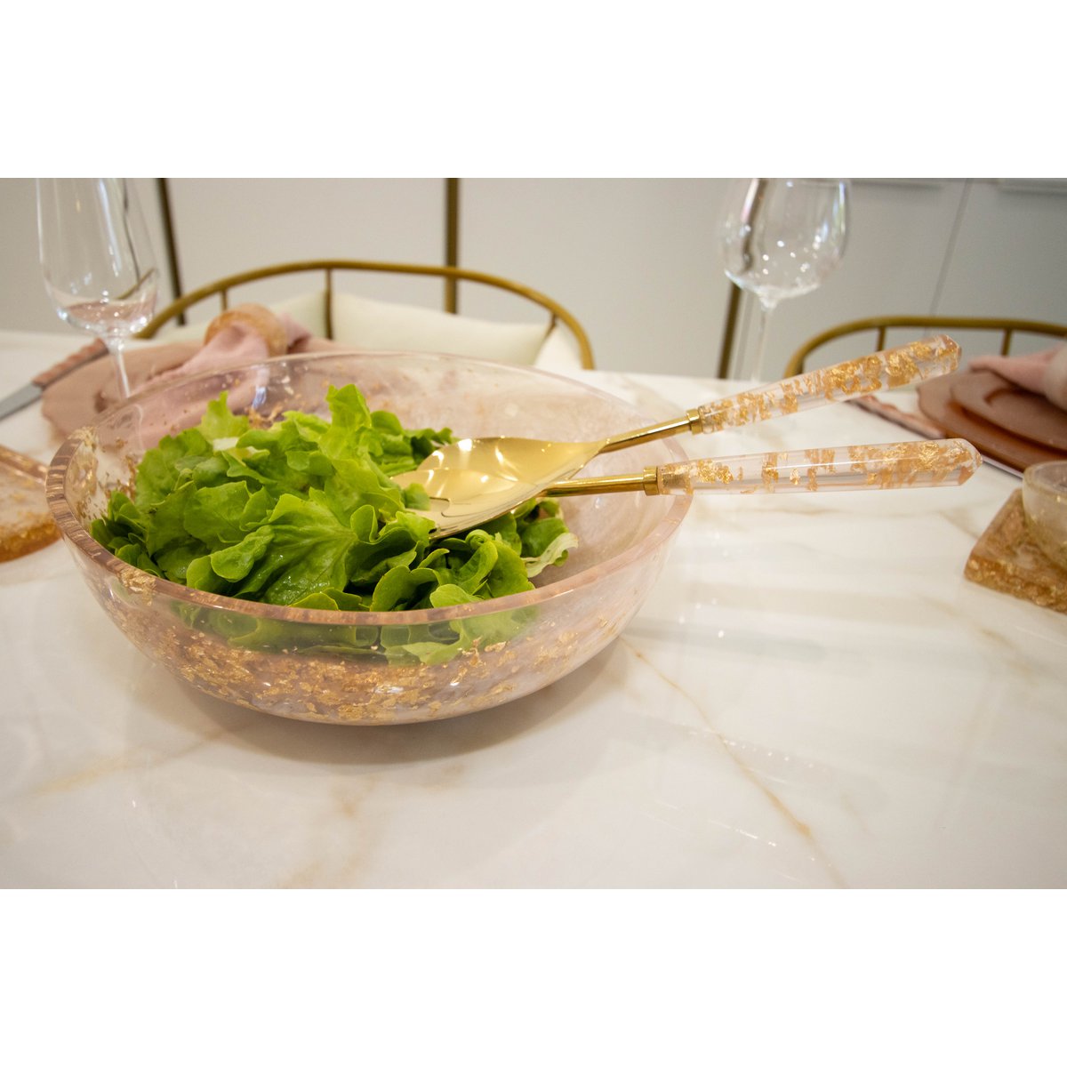 Ronde saladeschaal van hars met glinsteringen – 28 × 28 cm