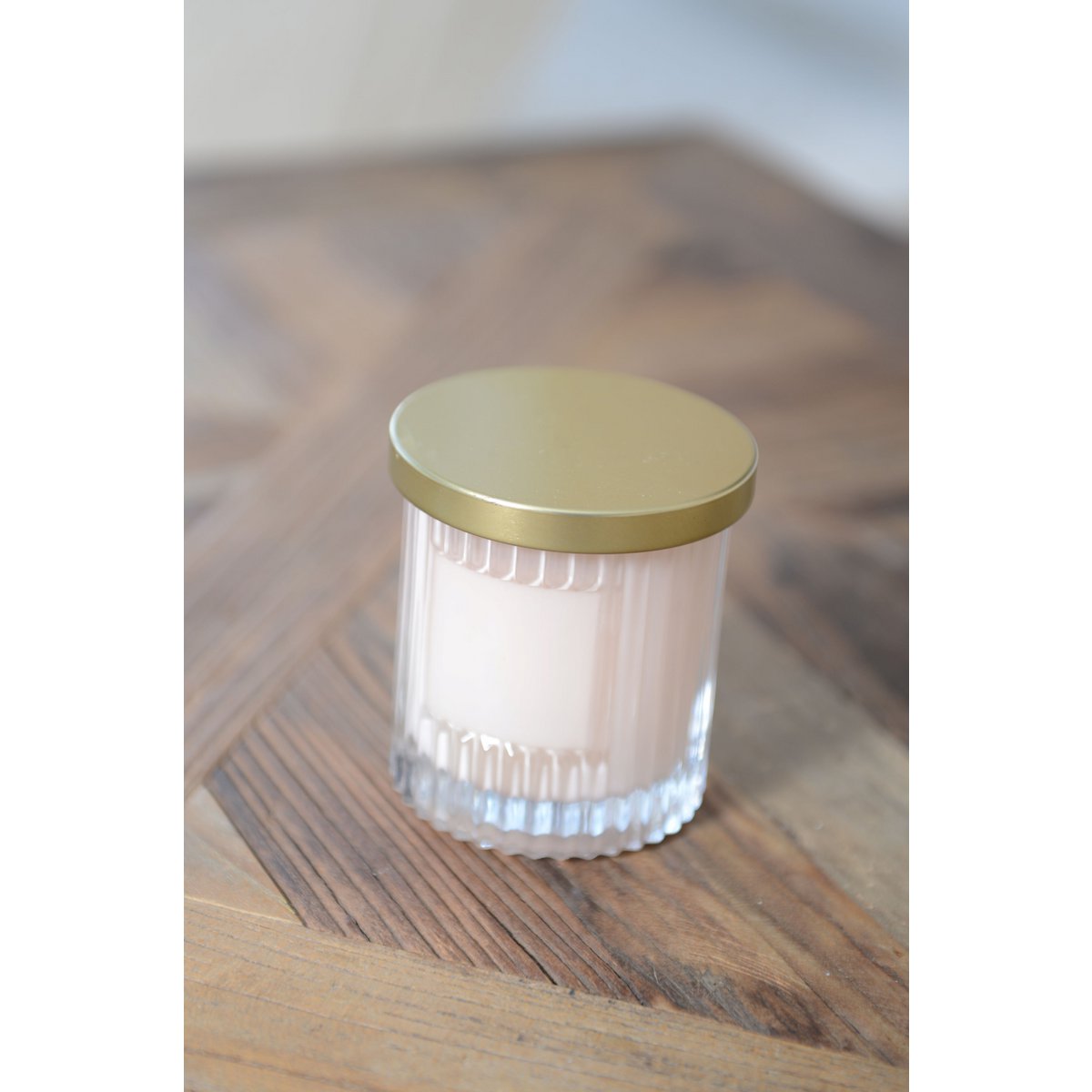 Candle with pink coconut scent and golden - CozyVibe.eu