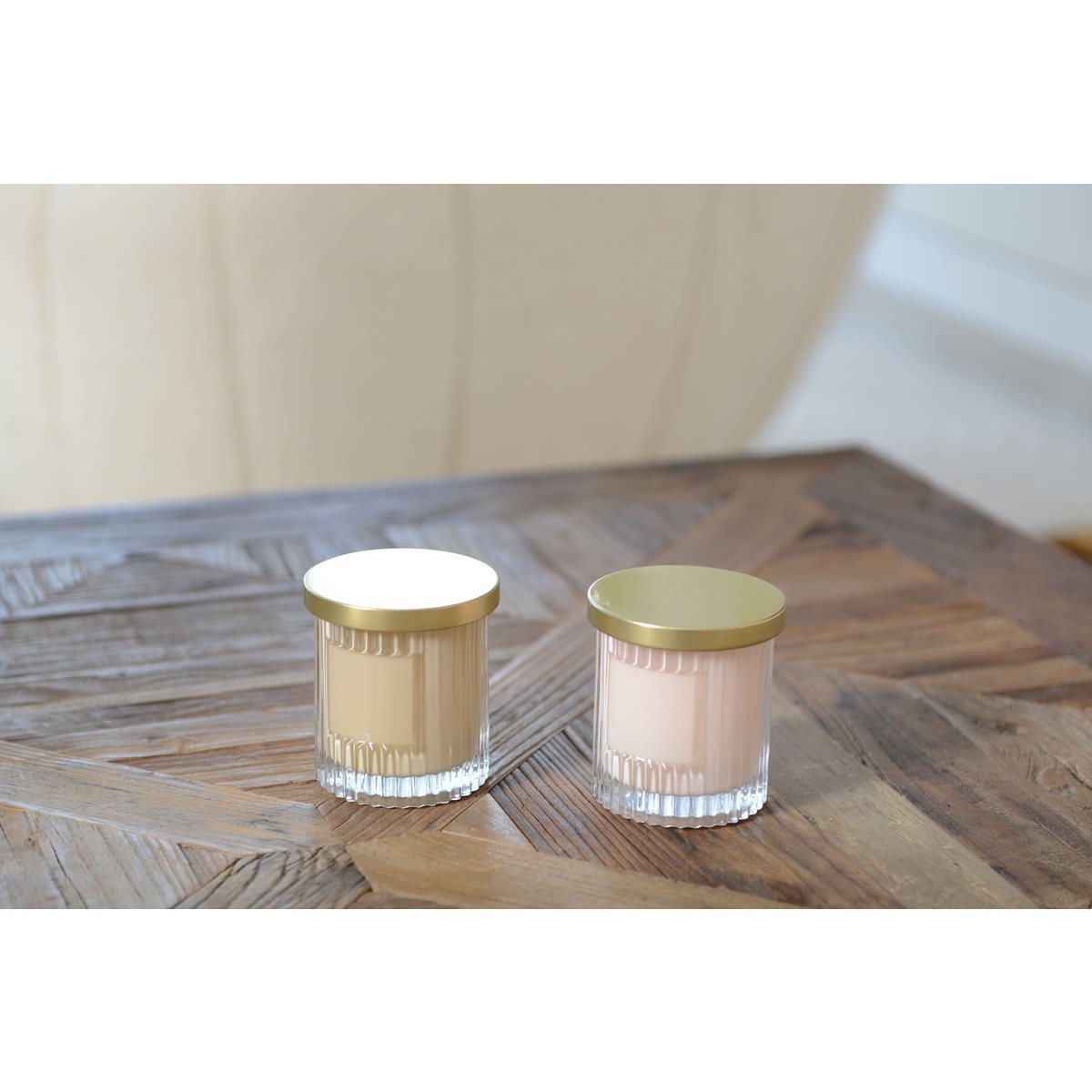 Roze kaars met kokosgeur 7,5x7,5x9 cm – Goudkleurige deksel