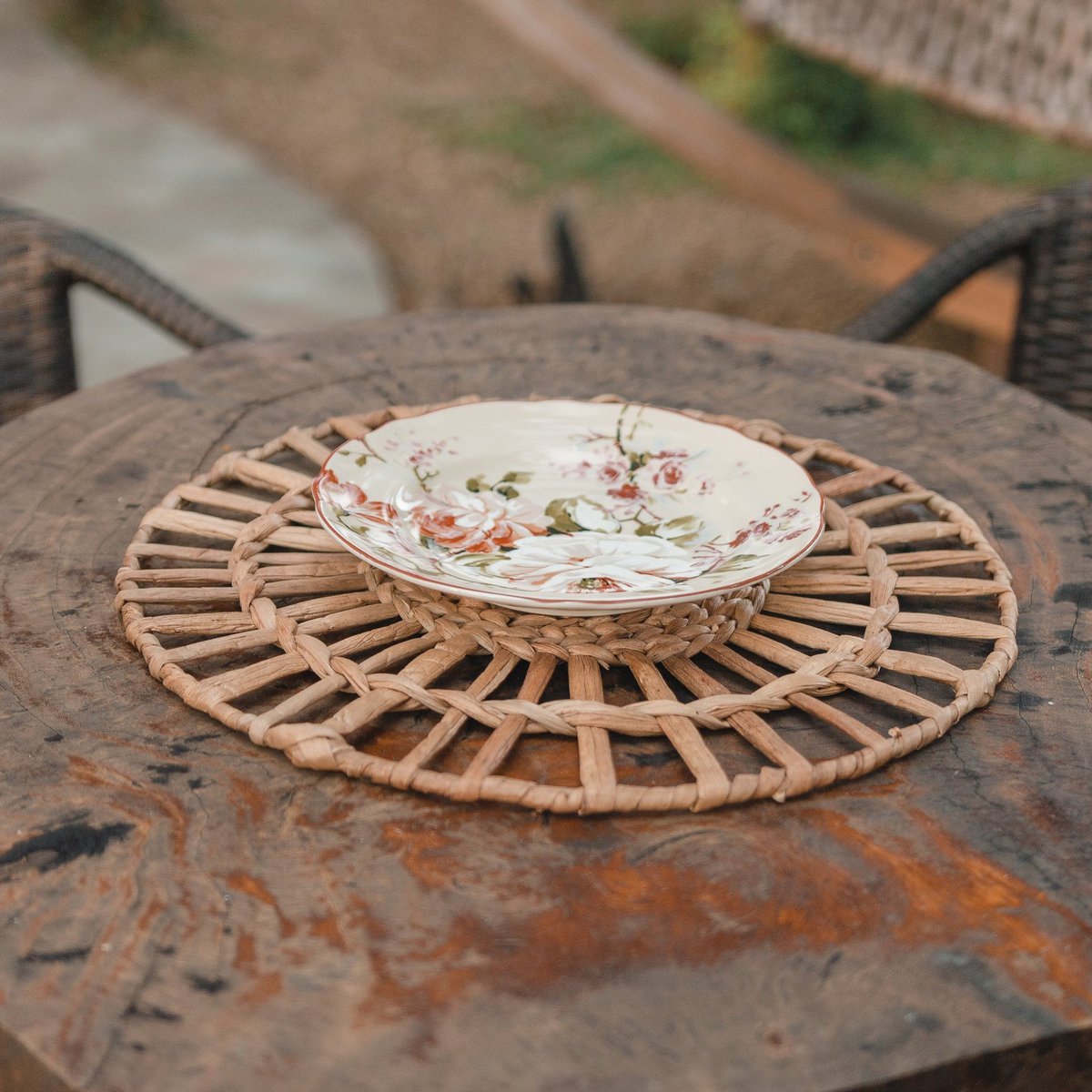 Eco-friendly CARUBAN round placemat in water hyacinth from CozyVibe