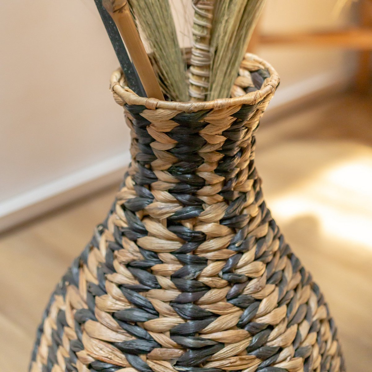 DAYANA Boho Vase – Handwoven Black Water Hyacinth - CozyVibe.eu