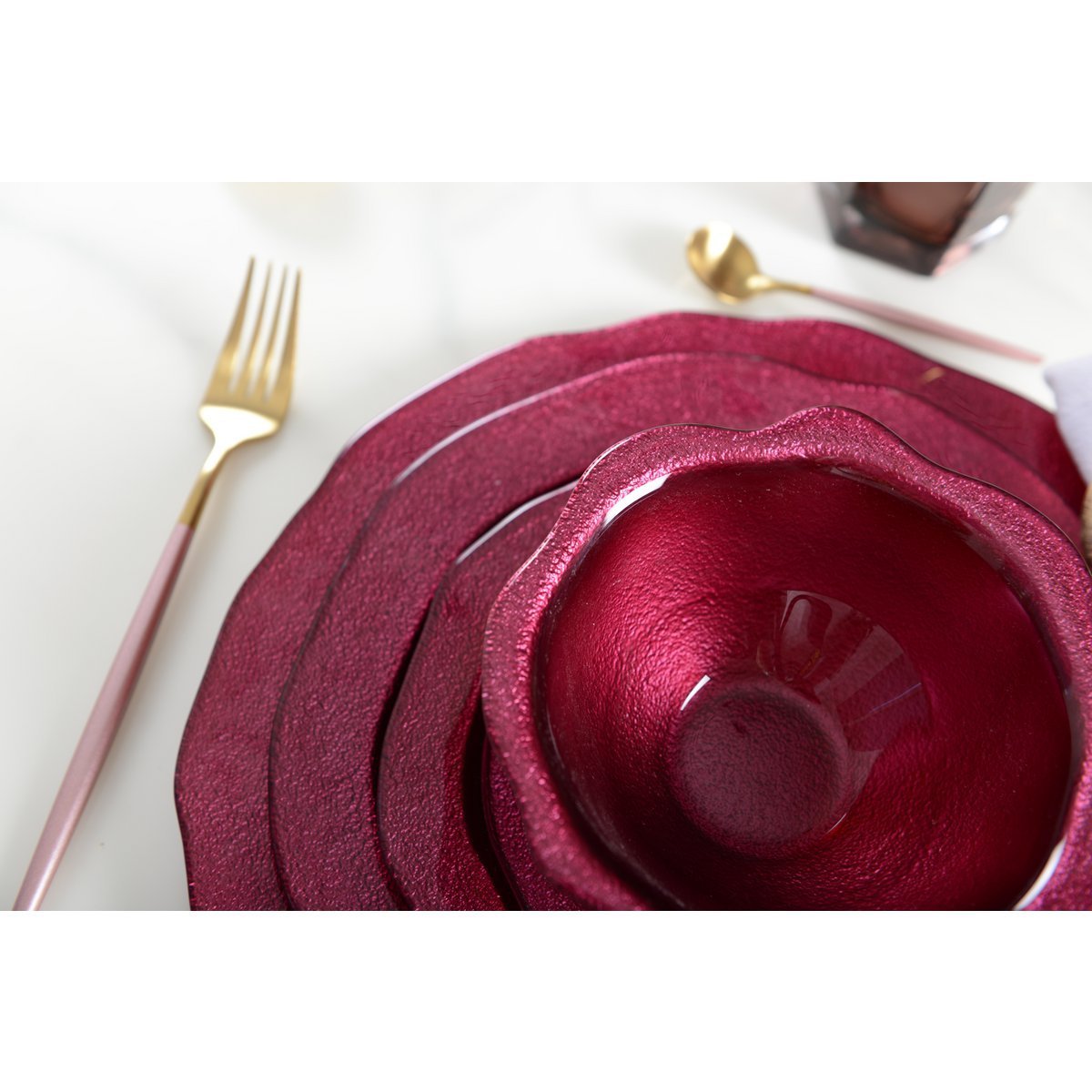 Stylish fuchsia glass plate for home decor and table decoration | CozyVibe

