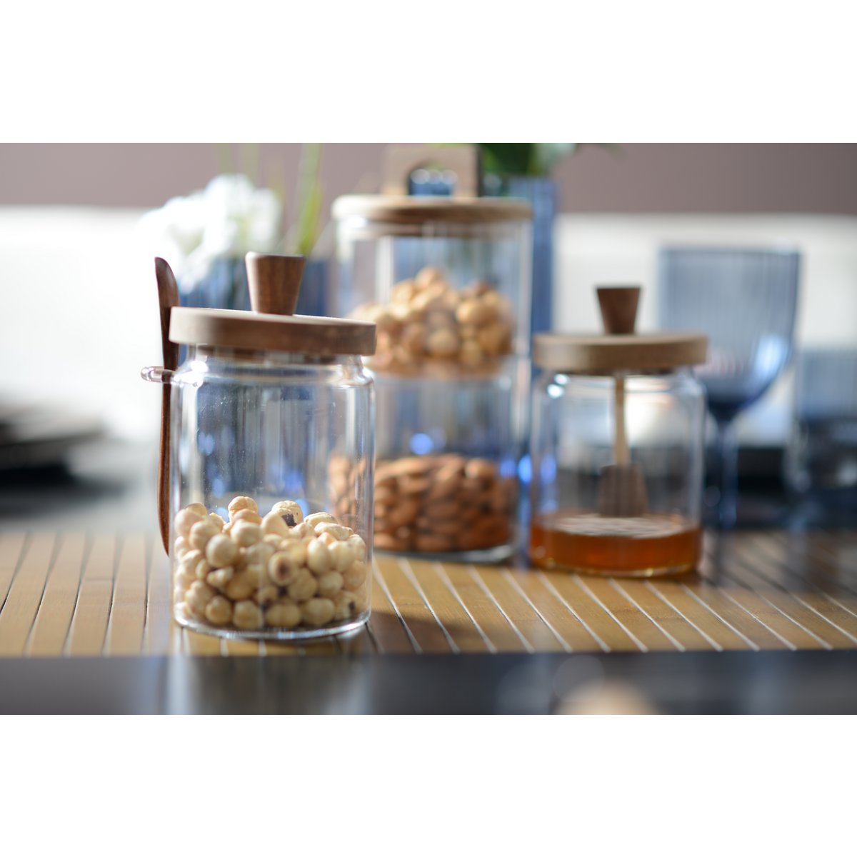 Glazen suikerpot met houten deksel en lepel