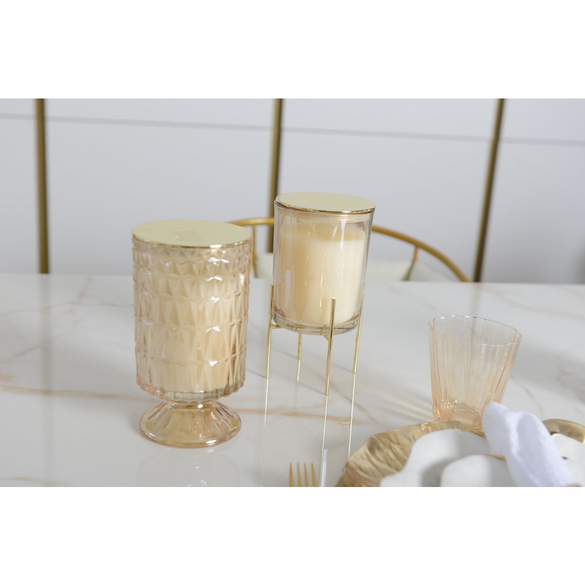 Goudkleurige kaars 10x10x18 cm – Katoenbloemgeur – 10 × 10 × 18 cm