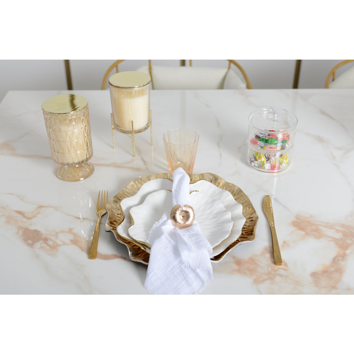 Goudkleurige kaars 10x10x18 cm – Katoenbloemgeur – 10 × 10 × 18 cm