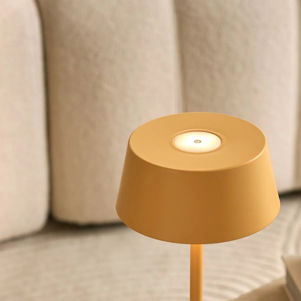 Hugo Amber Yellow tafellamp – Oplaadbaar en dimbaar