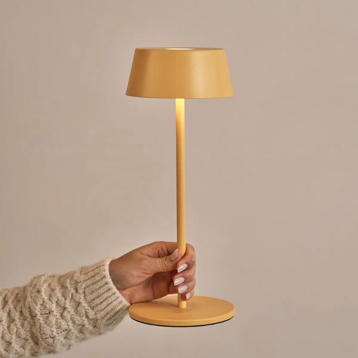 Hugo Lamp – Rechargeable Table Light, Dimmable & Elegant - CozyVibe.eu
