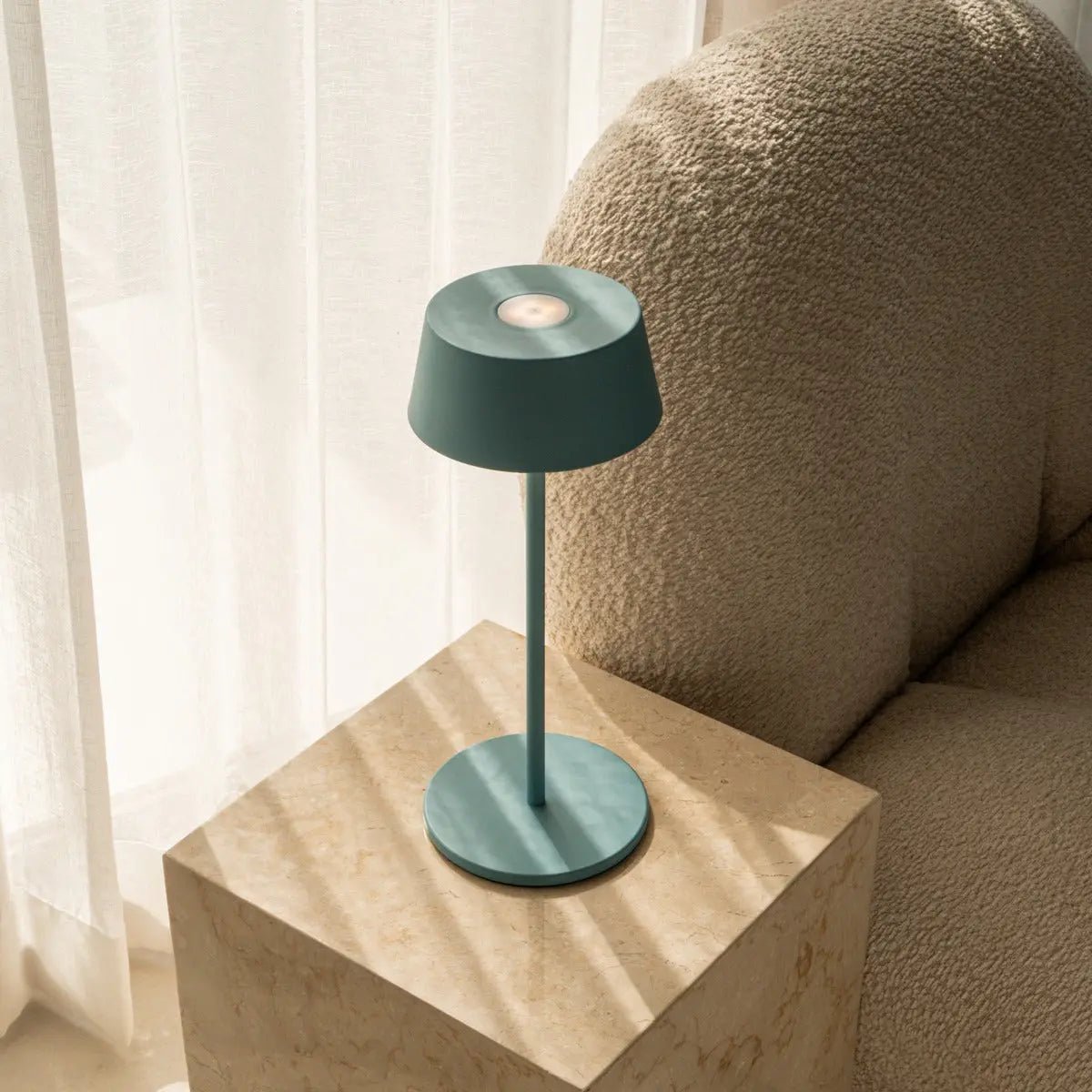 Hugo Lamp – Rechargeable Table Light, Dimmable & Stylish - CozyVibe.eu