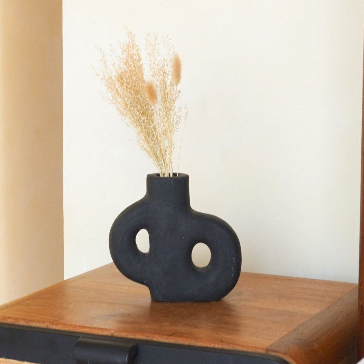 LEMBAH Vase – Black Clay Vase for Dried Flowers - CozyVibe.eu