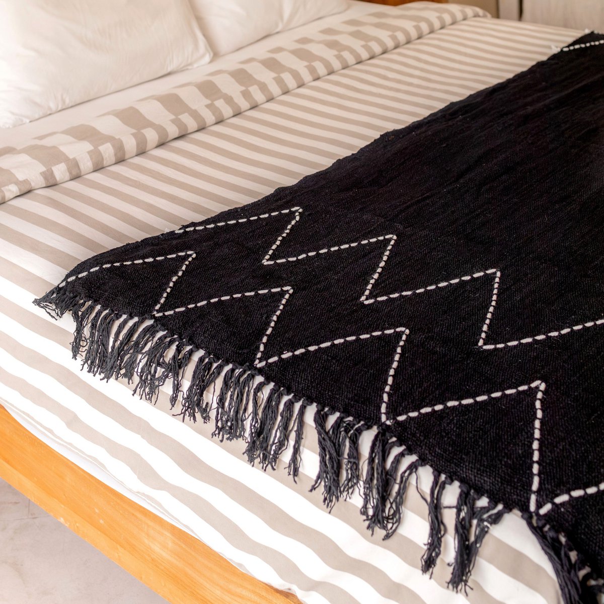 LINGGAH plaid – Zwart katoen met wit zigzagborduursel