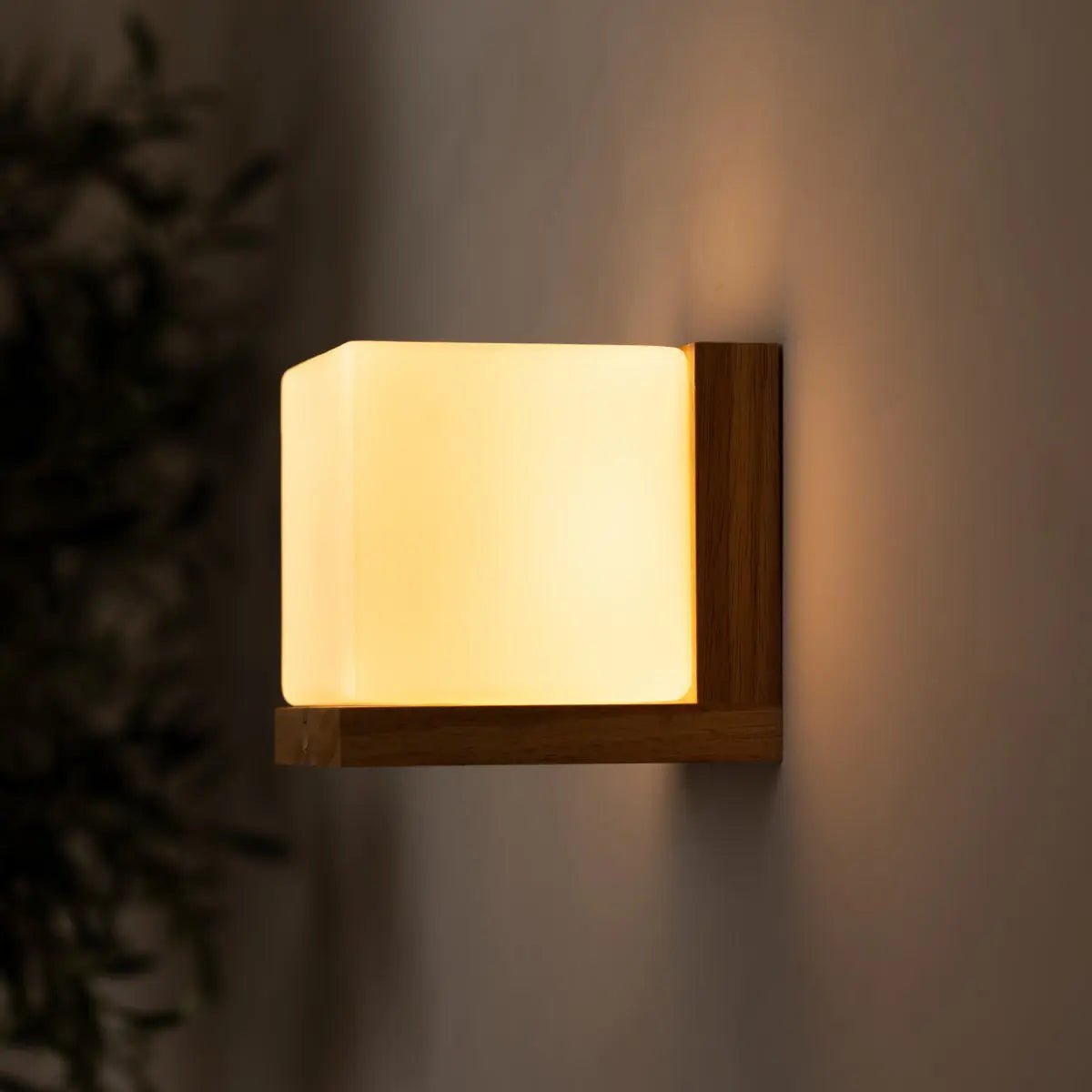 Lizzy Wall Lamp – Rechargeable Wooden Light, Dimmable & Stylish - CozyVibe.eu