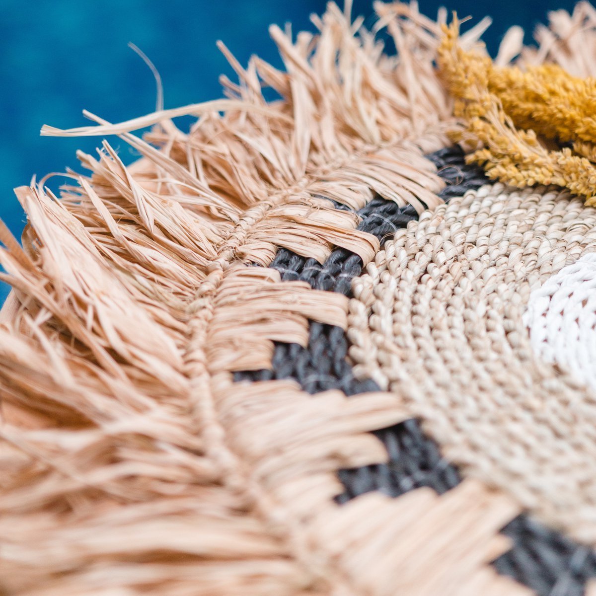 Placemat PAGU (Set of 2, 4 or 6) 45 cm | Boho Table Mat with Fringes made of Raffia - CozyVibe.eu