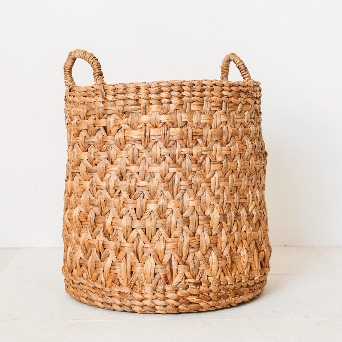 RAJA Round Woven Laundry Basket – Large Boho Water Hyacinth Hamper - CozyVibe.eu