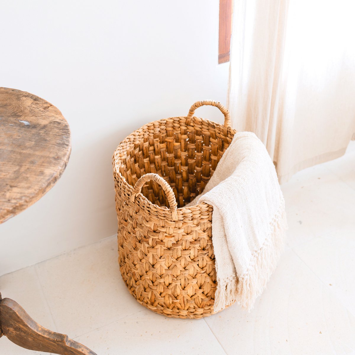 RAJA Round Woven Laundry Basket – Large Boho Water Hyacinth Hamper - CozyVibe.eu
