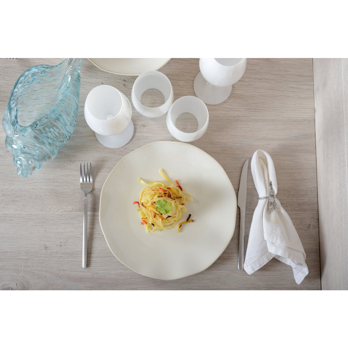 Rosa wit plat porseleinen bord – Tijdloos elegant ontwerp 27x27 cm – 27 × 27 × 2,8 cm