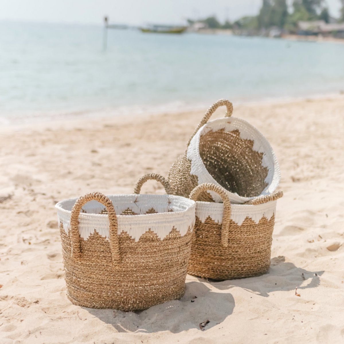 Round Seagrass Baskets with White Cotton Cords WAIGEO (3 sizes) Decorative Laundry or Storage Basket - CozyVibe.eu