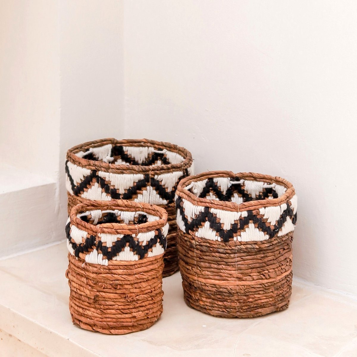 Small Basket Round for Plants or as Storage Basket | Woven Boho Basket SADARA with Macrame Pattern - CozyVibe.eu