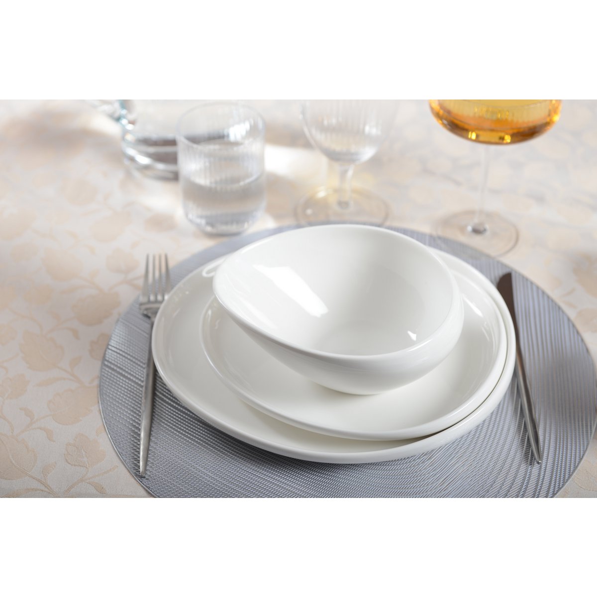 White ceramic soup bowl 18x15x7.6cm, oval modern design, kitchen decor | CozyVibe

