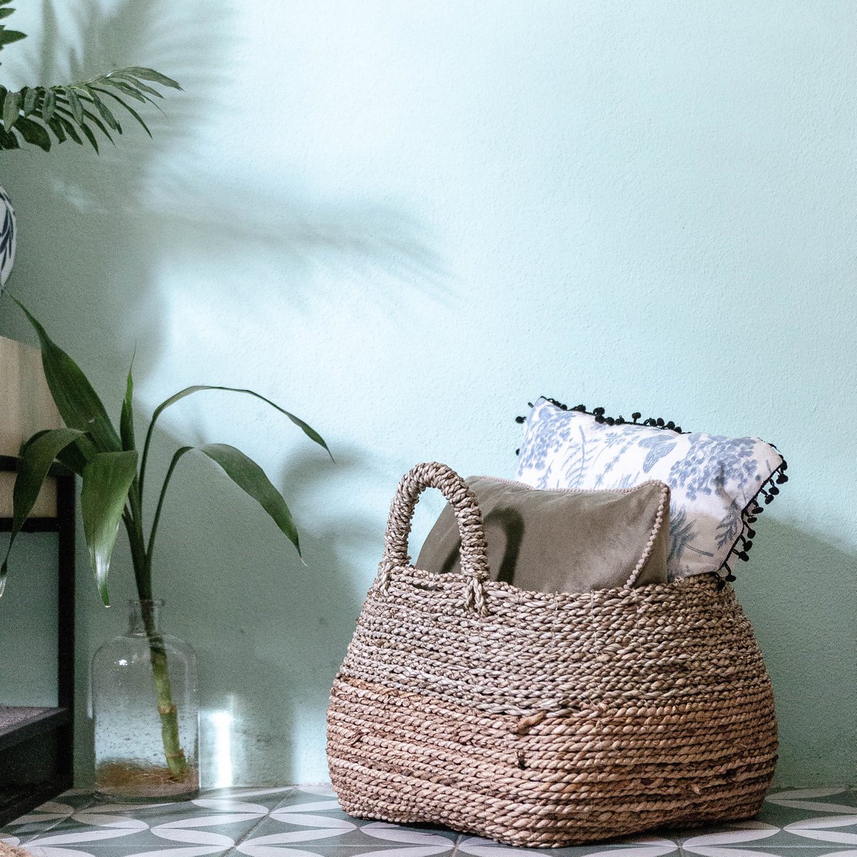 Boho-style seagrass and banana fibre basket for living room décor by CozyVibe

