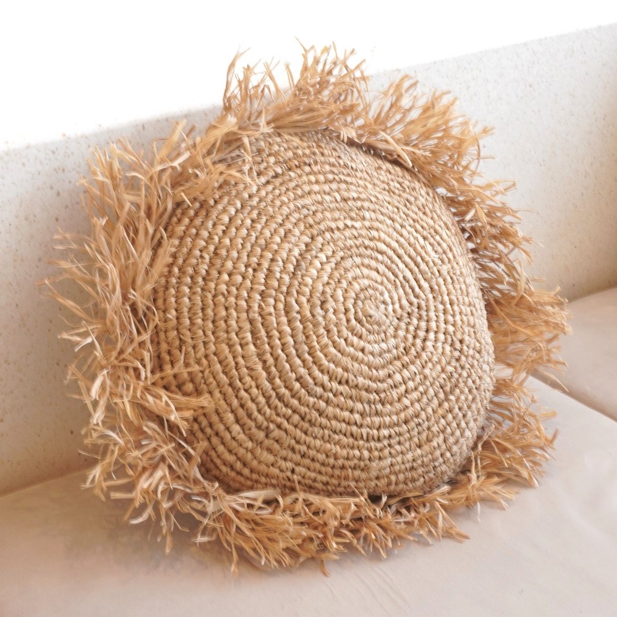 TARAKAN sierkussen – Rond raffia met franjes