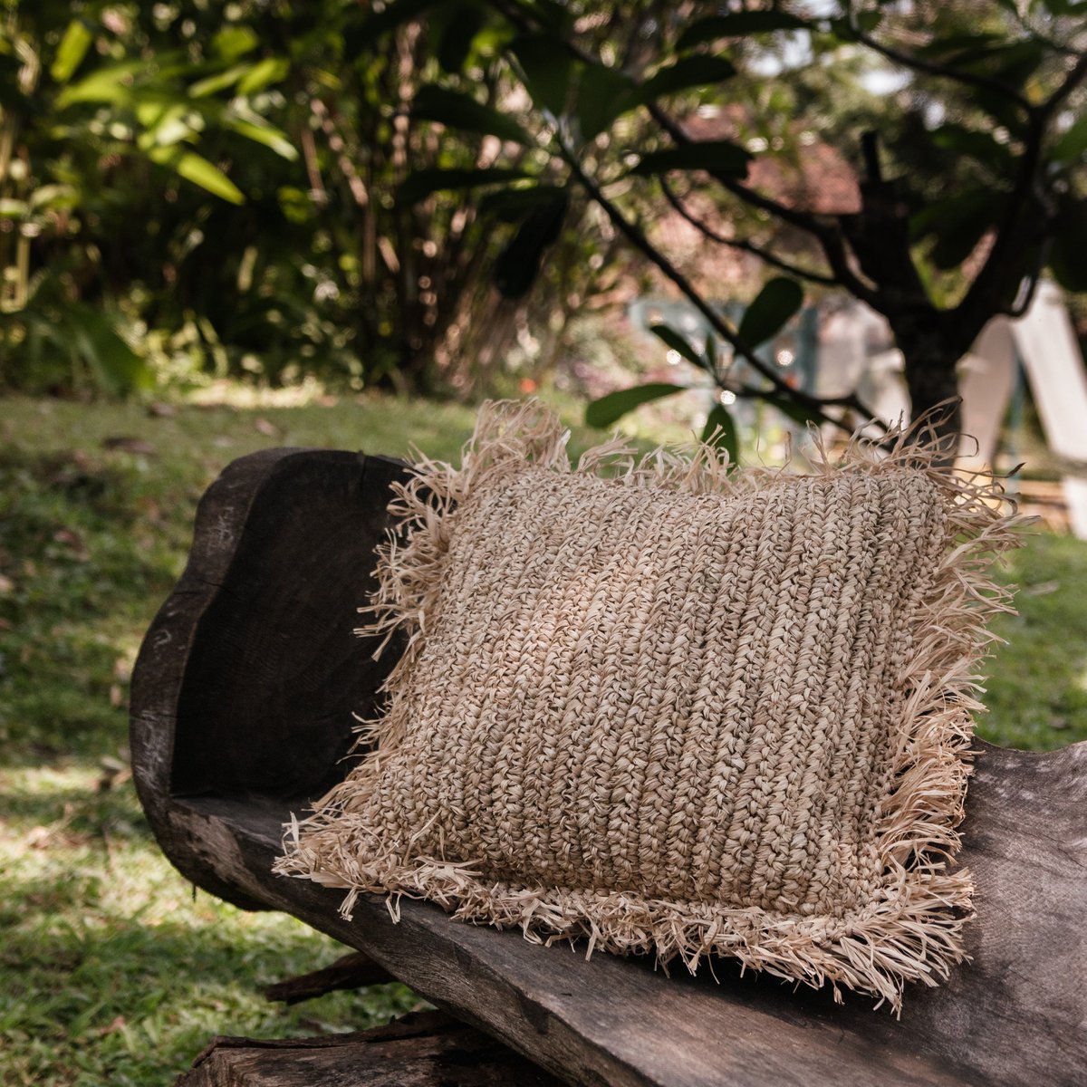 GANDI sierkussen – Raffia met natuurlijke vulling