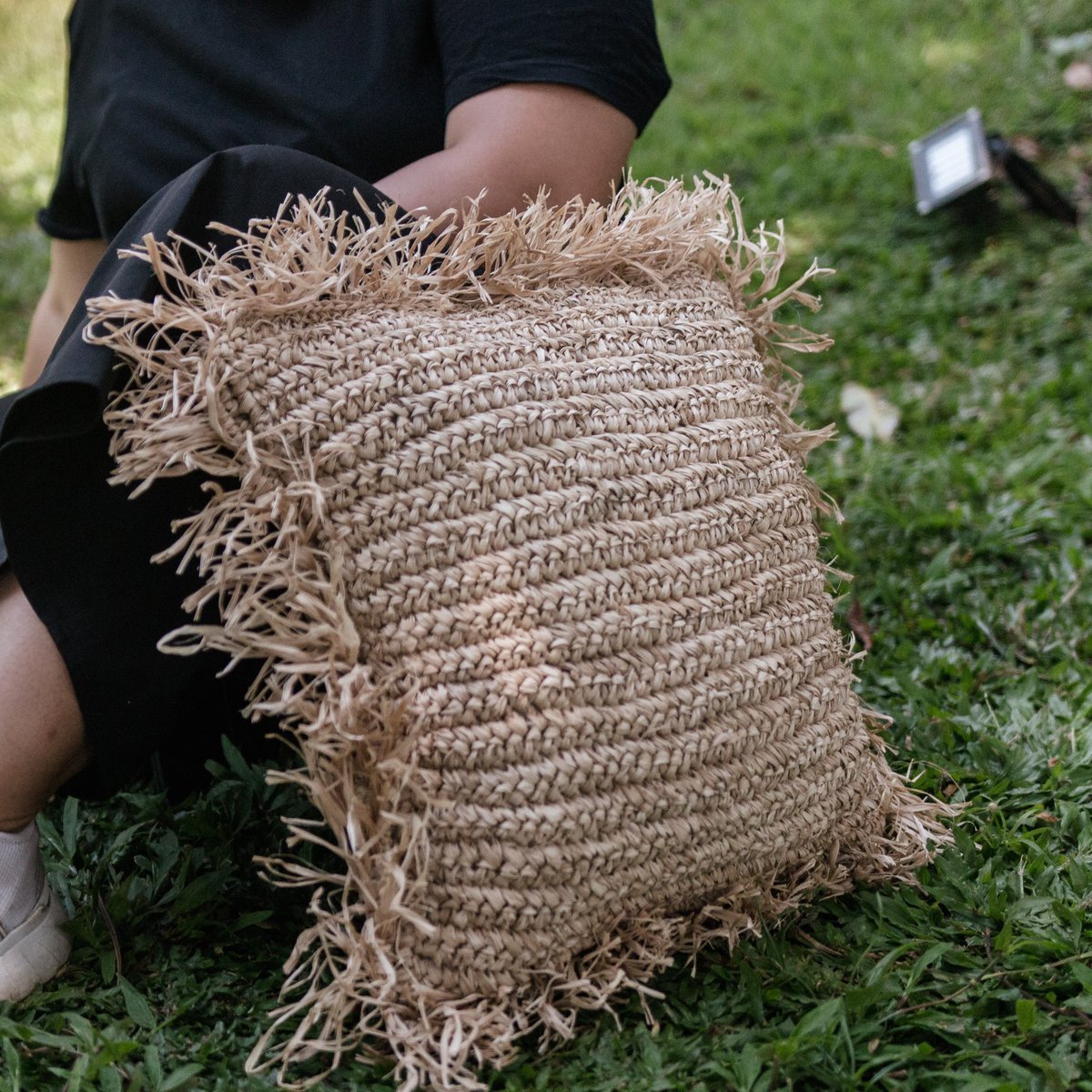 GANDI sierkussen – Raffia met natuurlijke vulling