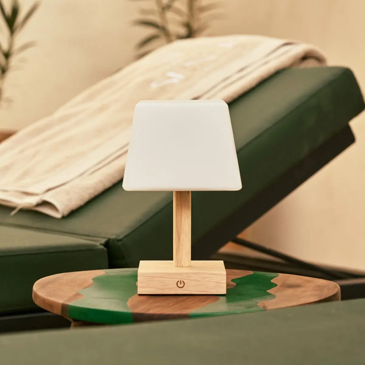 Tommy Light Brown tafellamp – Oplaadbaar met matglas