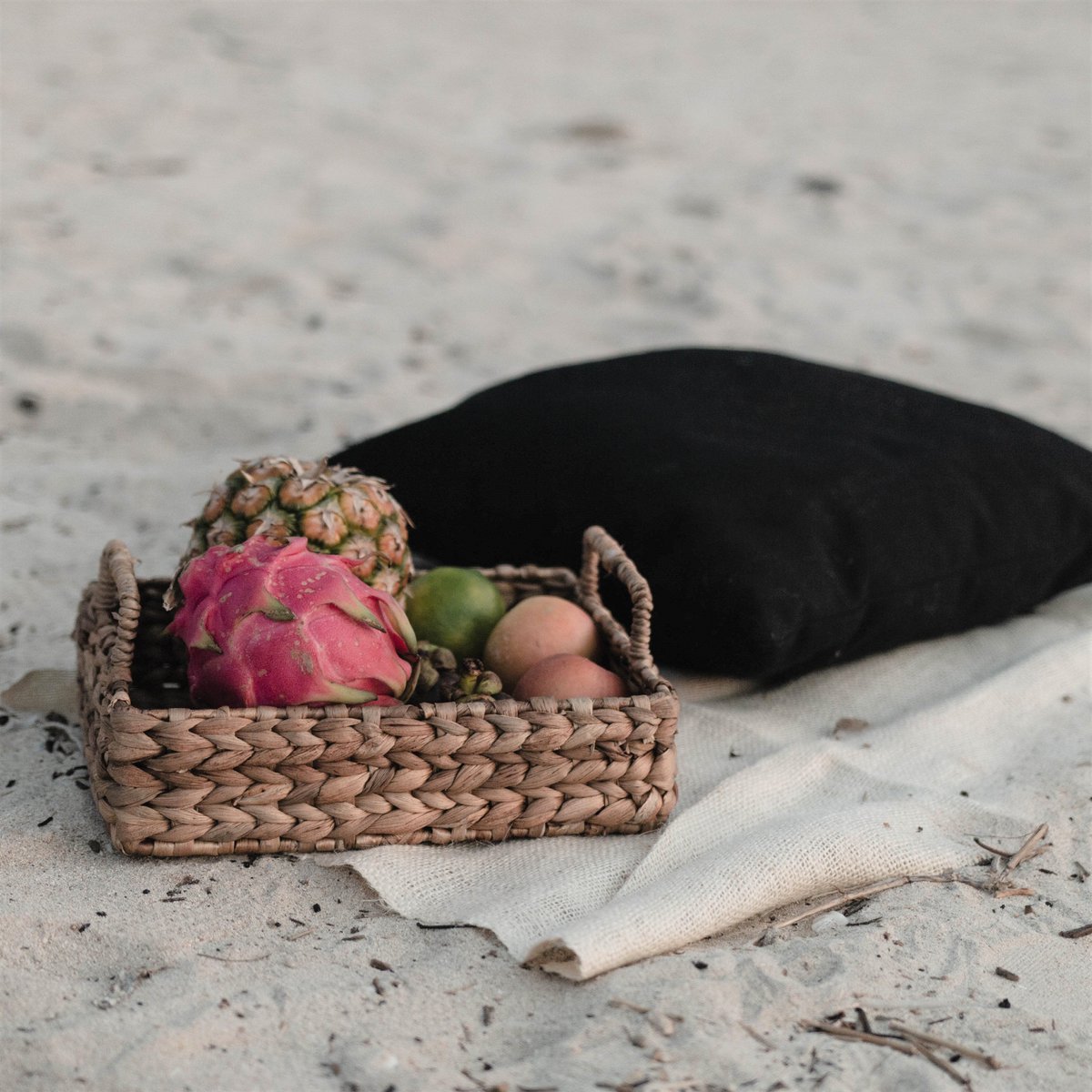 Tray BESAKIH made of Water Hyacinth (3 sizes) - CozyVibe.eu