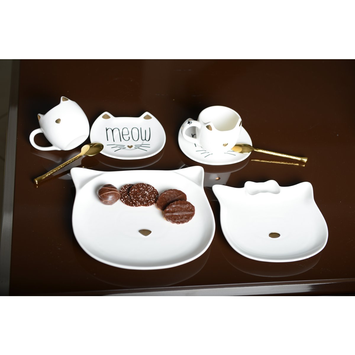 White cat-shaped ceramic dessert plate 18x18cm with gold nose, kitchen decor | CozyVibe

