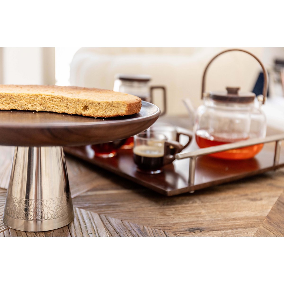 Wooden cake stand on silver metal foot 30x30x14.5cm - CozyVibe.eu